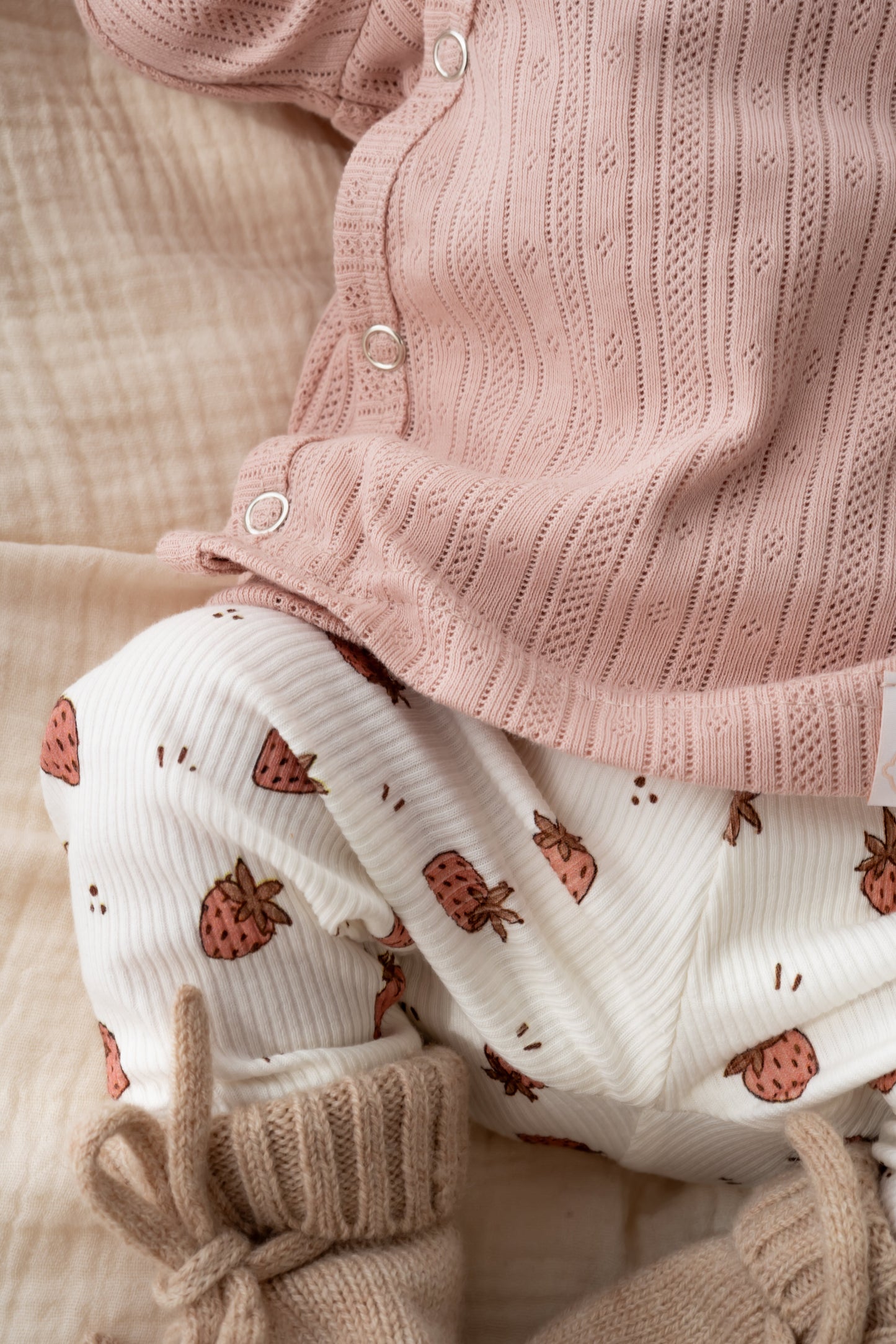 Overslagshirtje dubble ruffle zacht roze (pointelle strepen)