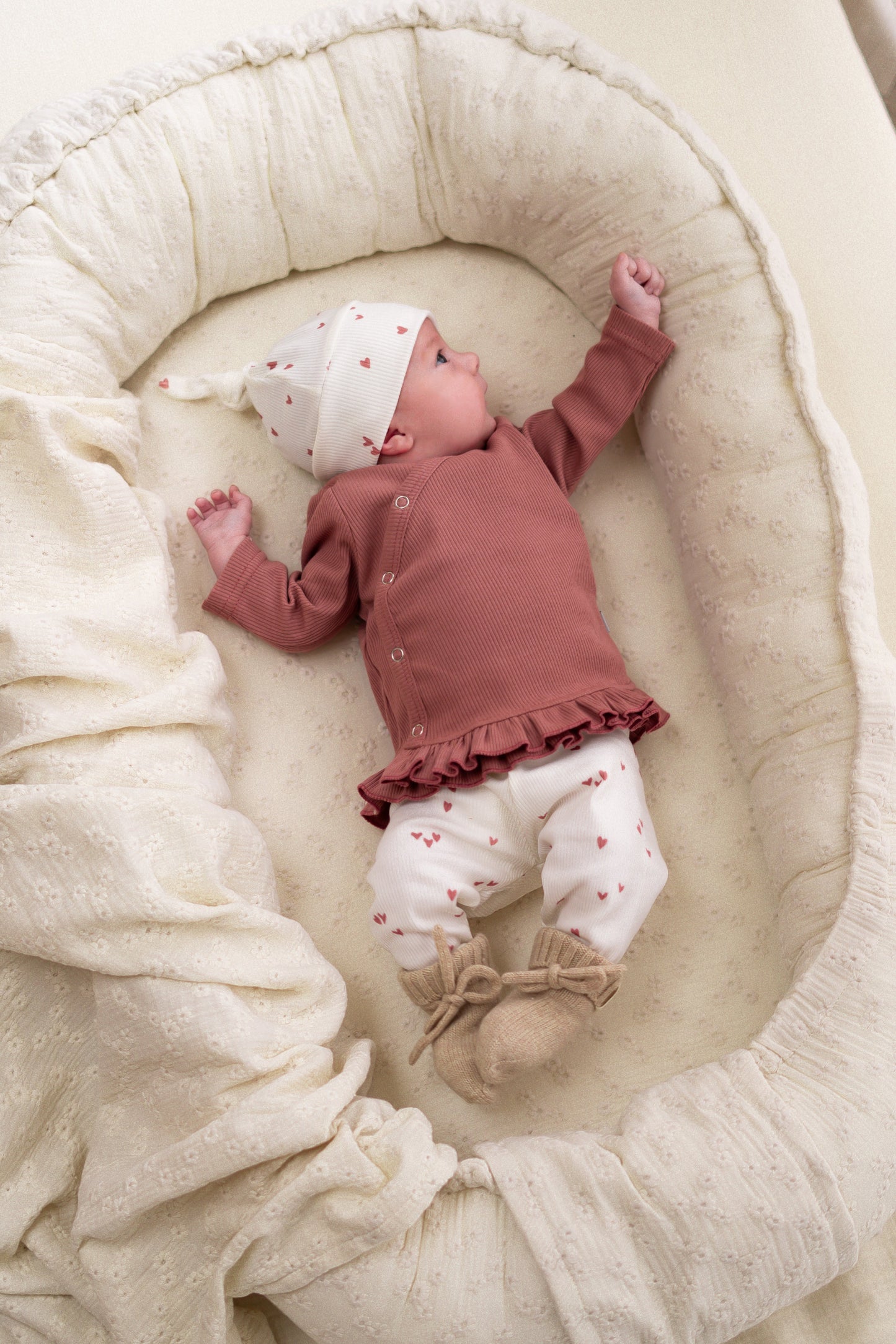 Prematuur mutsje Mini hartjes klei roze (rib)