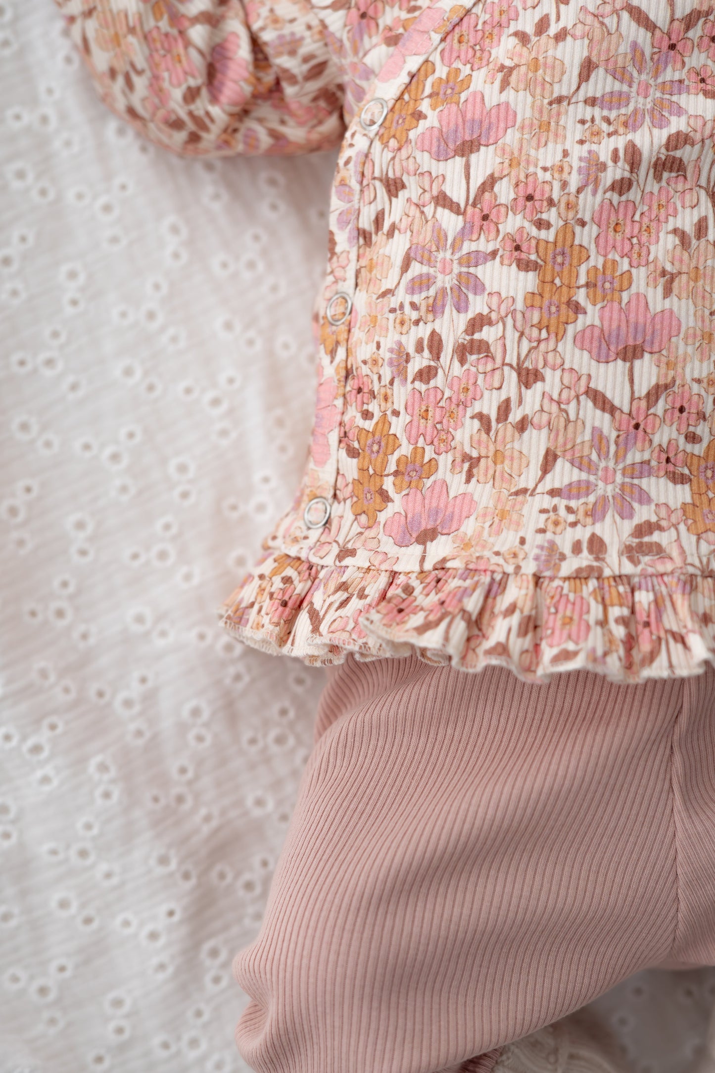 Overslagshirtje ruffle Pastel weidebloem (rib)