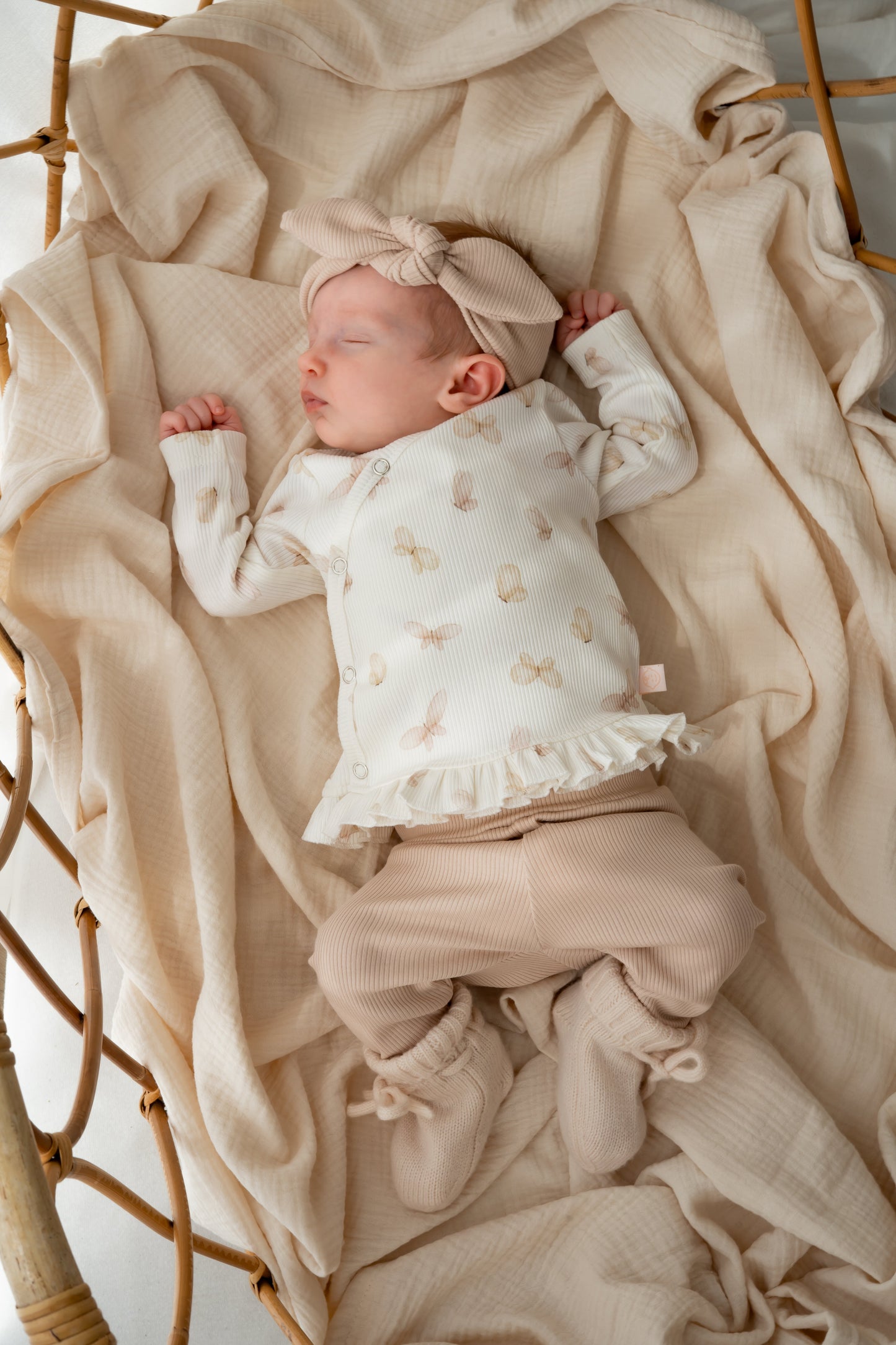 Overslagshirtje ruffle Vlinders beige (rib)