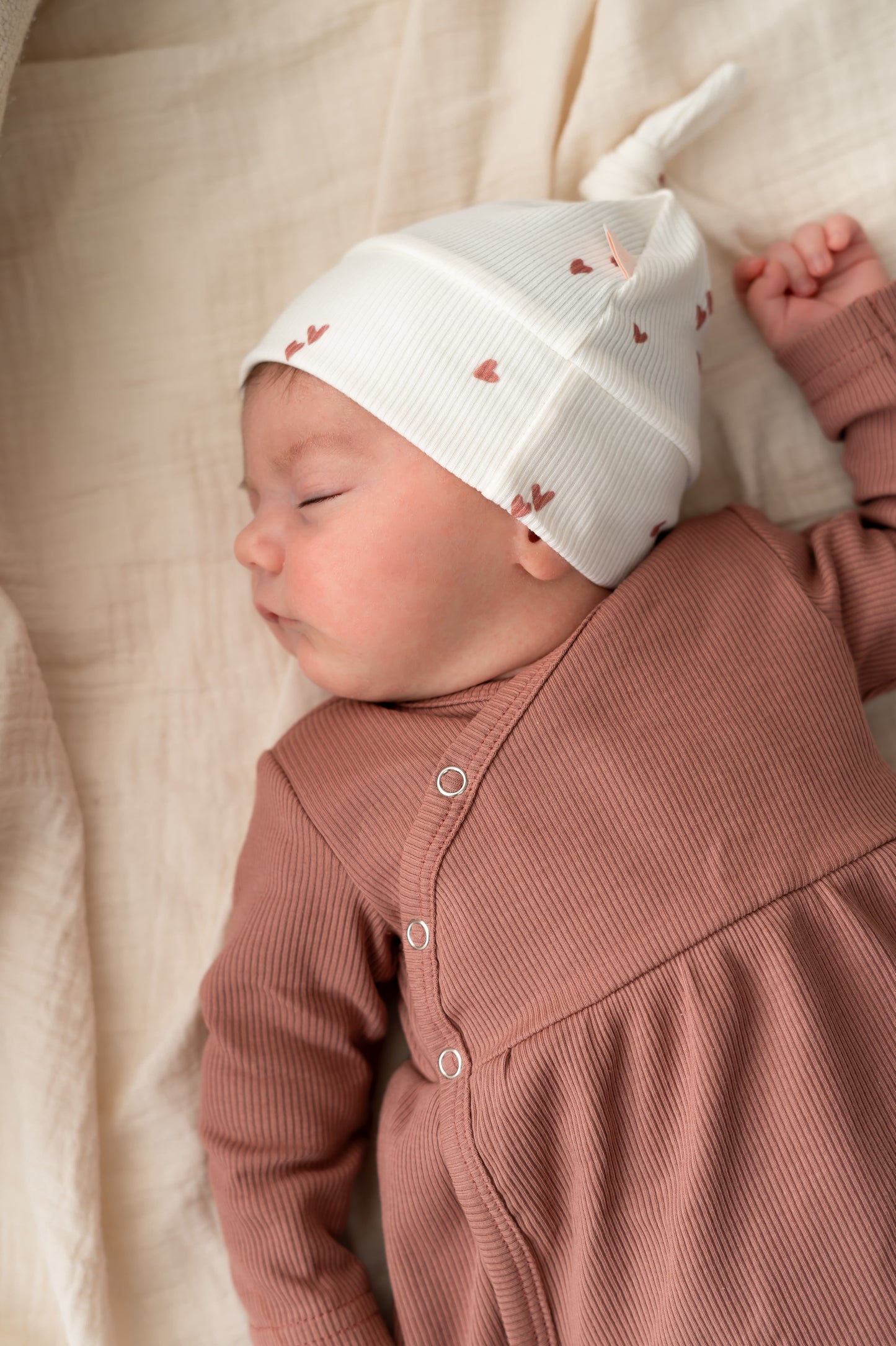 Prematuur mutsje Mini hartjes klei roze (rib)