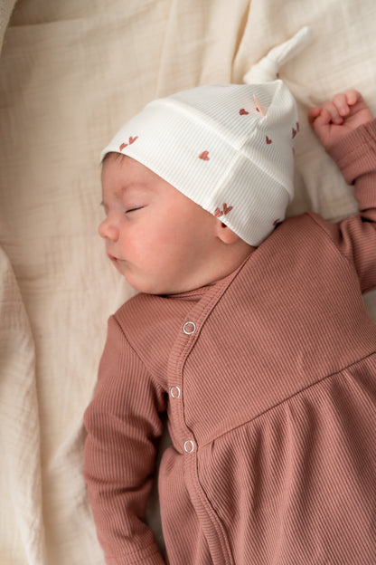 Prematuur mutsje Mini hartjes klei roze (rib)