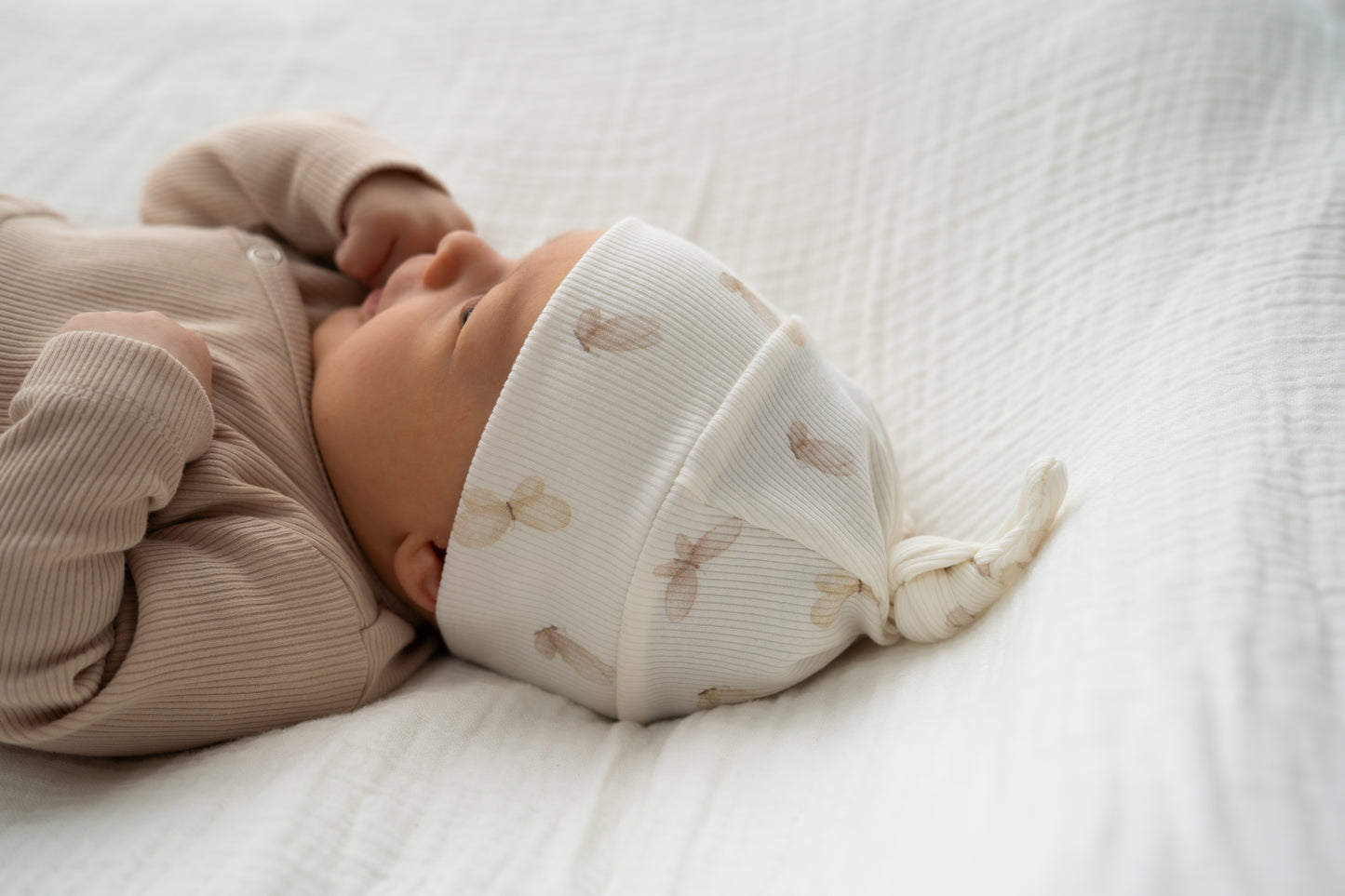 Mutsje Vlinders beige (rib)