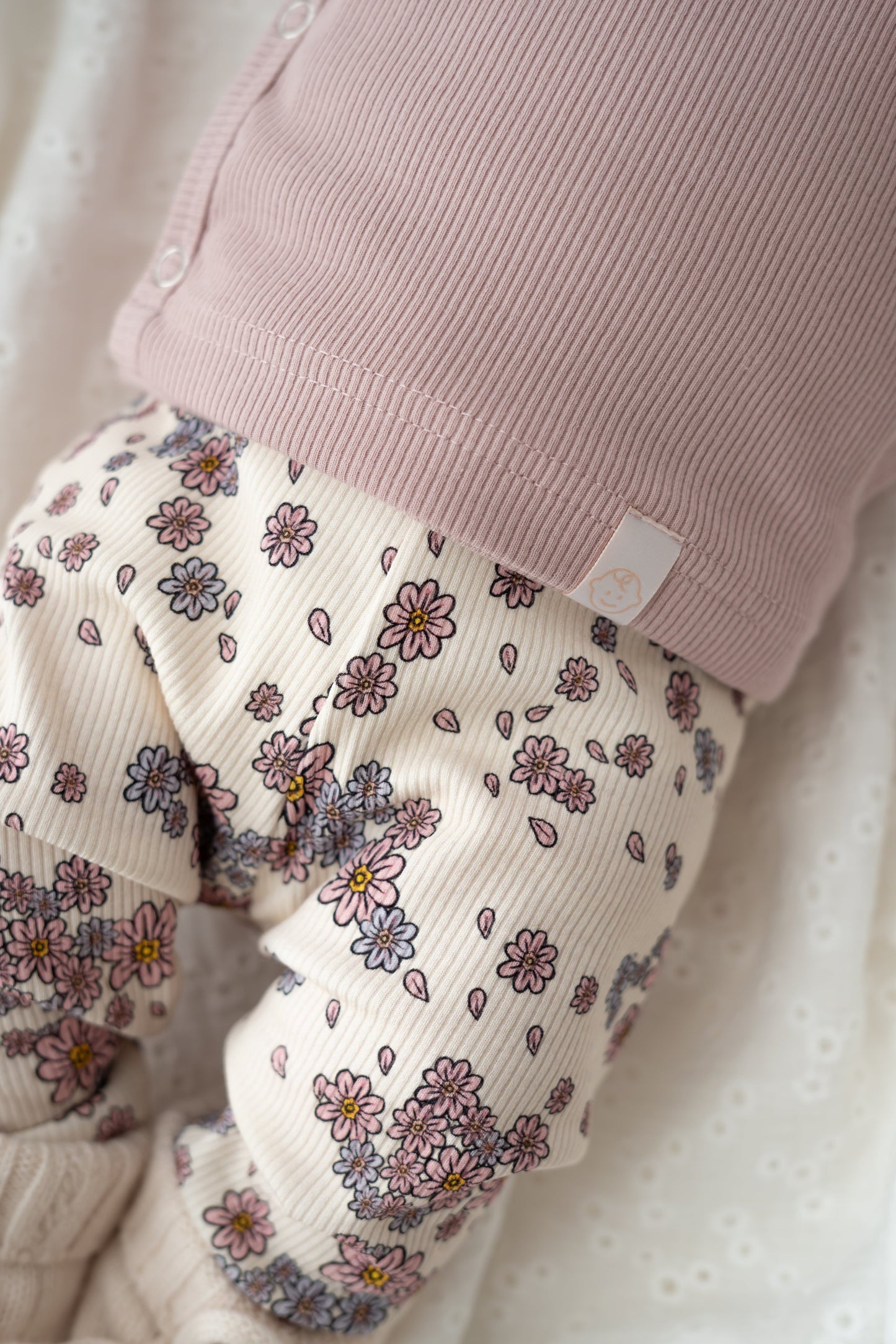 Broekje Bloemen lila pastel (rib)