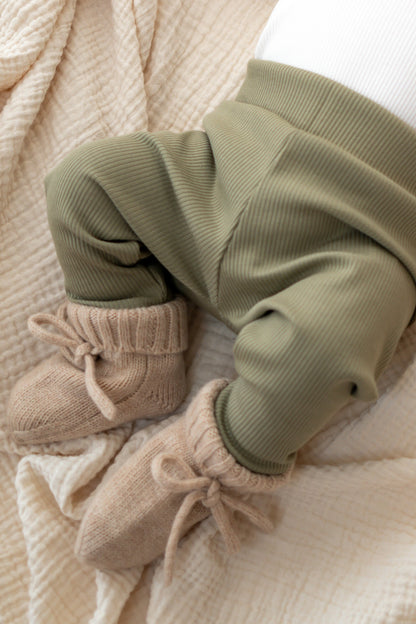 Newborn set Olijfgroen (rib) broek + muts