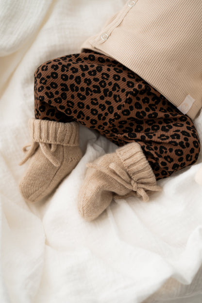 Newborn set Panterprint bruin (rib) broek + muts