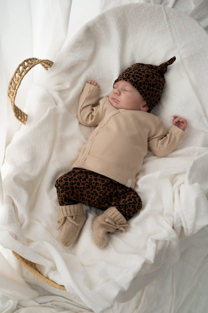 Newborn set Panterprint bruin (rib) broek + muts