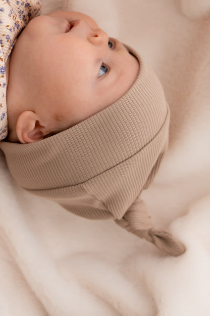 Newborn set Donker beige (rib) broek + muts