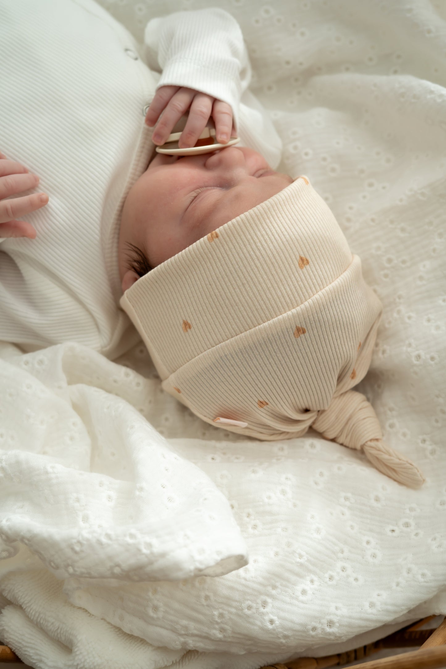 Mutsje mini hartjes Vanille (rib)