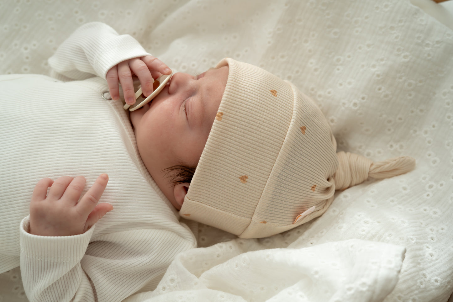 Mutsje mini hartjes Vanille (rib)