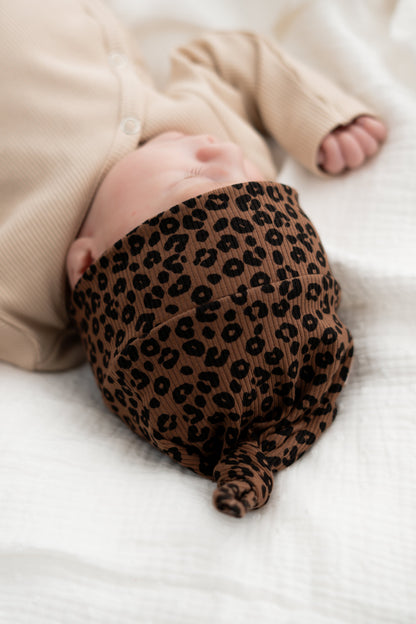Newborn set Panterprint bruin (rib) broek + muts