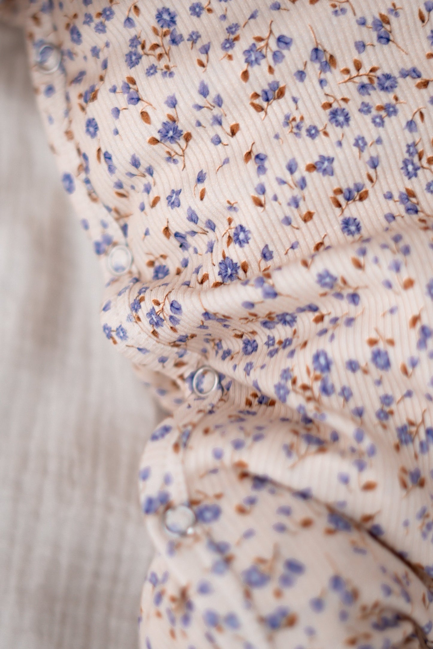 Boxpakje Dubbele ruffle Pastel blauwe mini bloemen (rib)