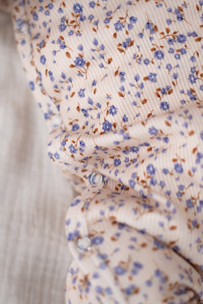 Boxpakje Dubbele ruffle Pastel blauwe mini bloemen (rib)