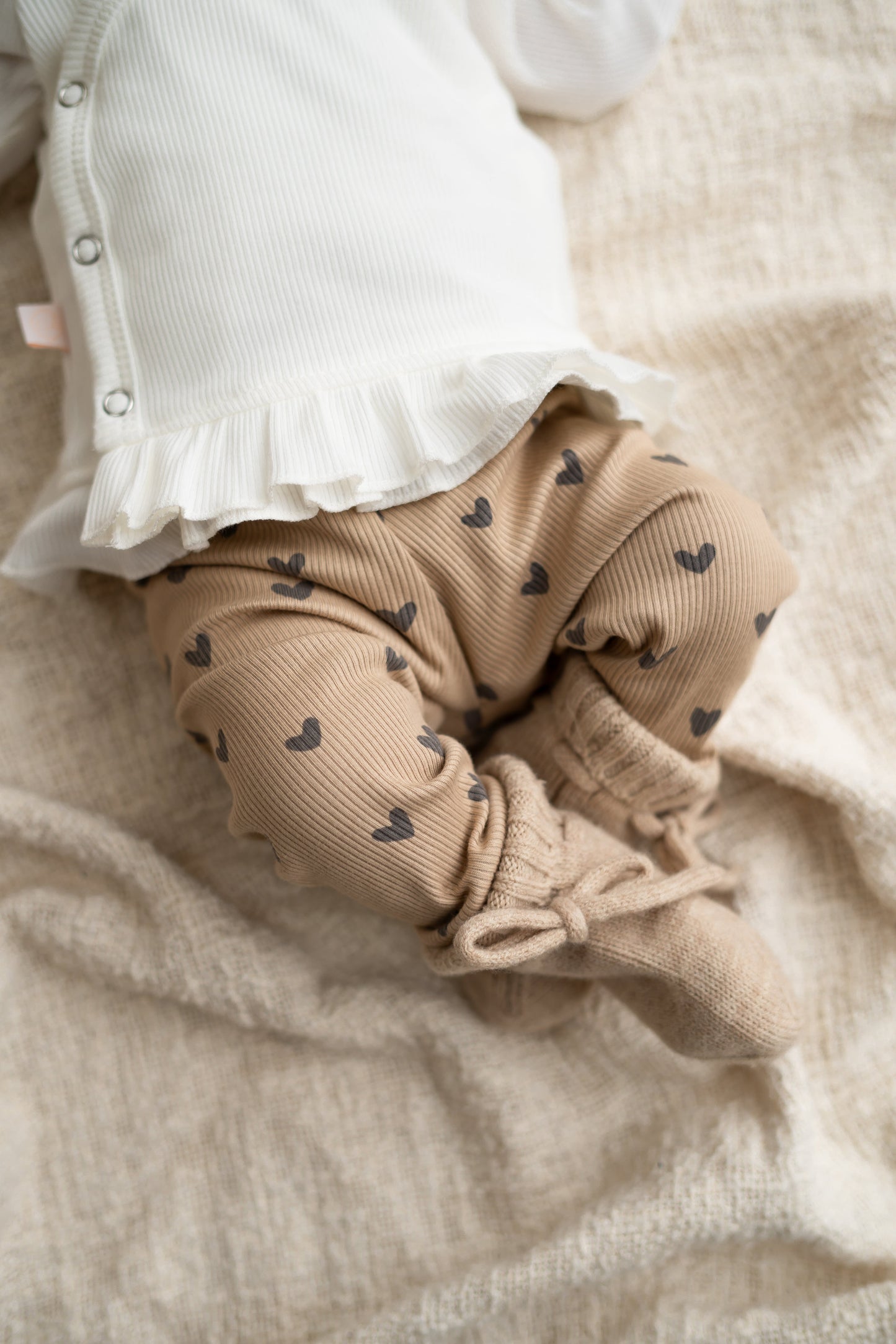 Broekje Hartjes donker beige (rib)