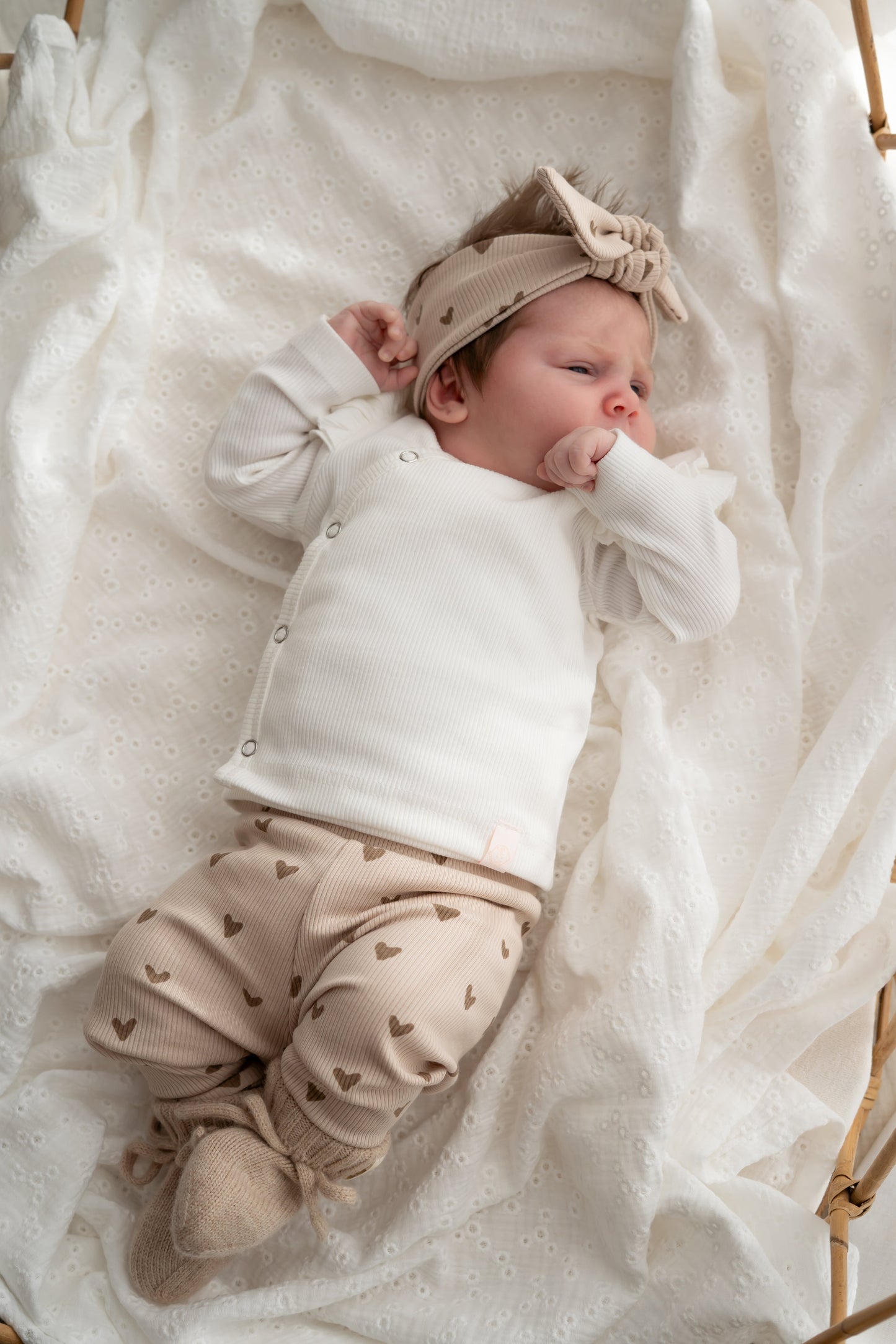 Haarbandje knoop Hartjes naturel (rib)