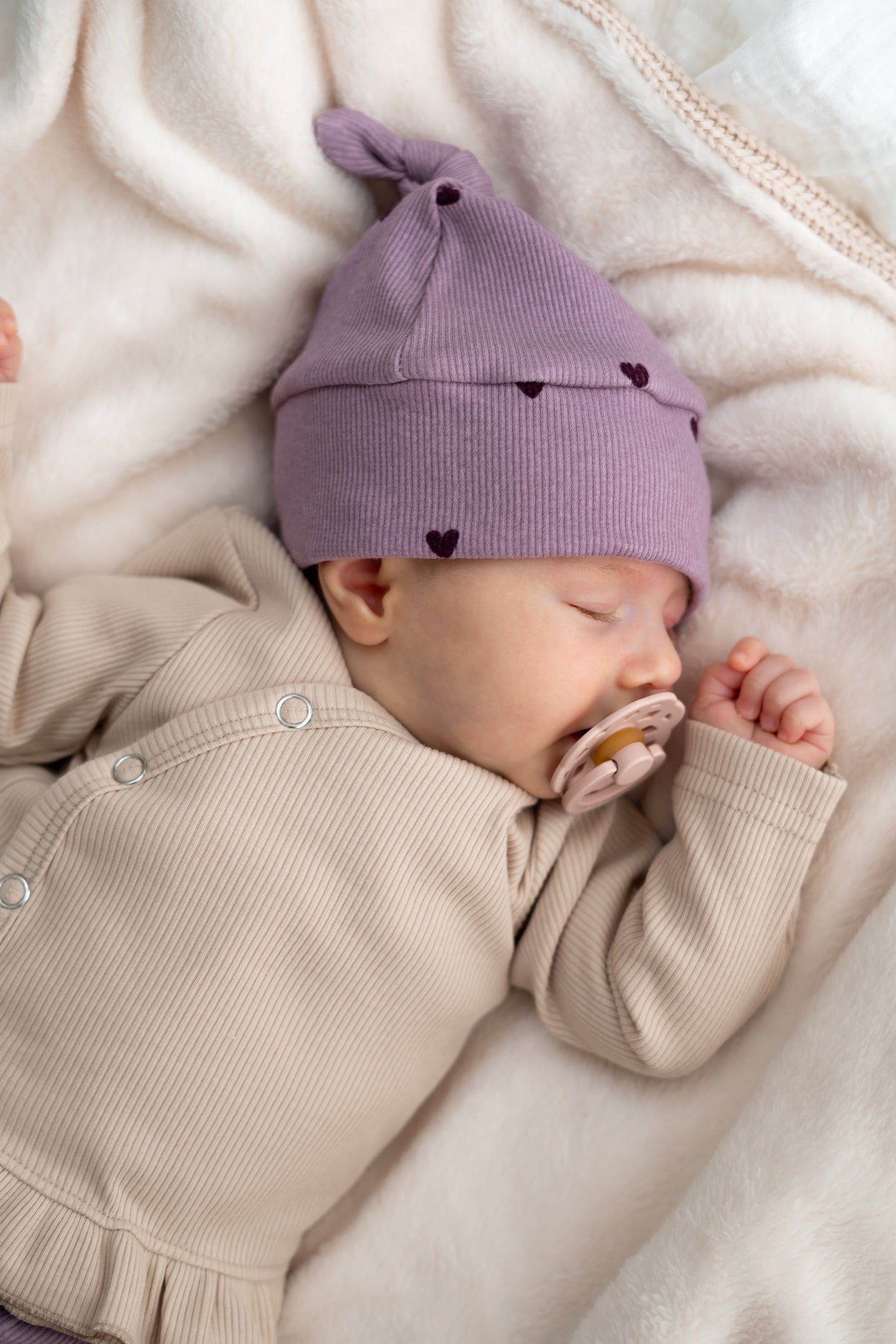 Newborn set hartjes paars (rib) broek + muts