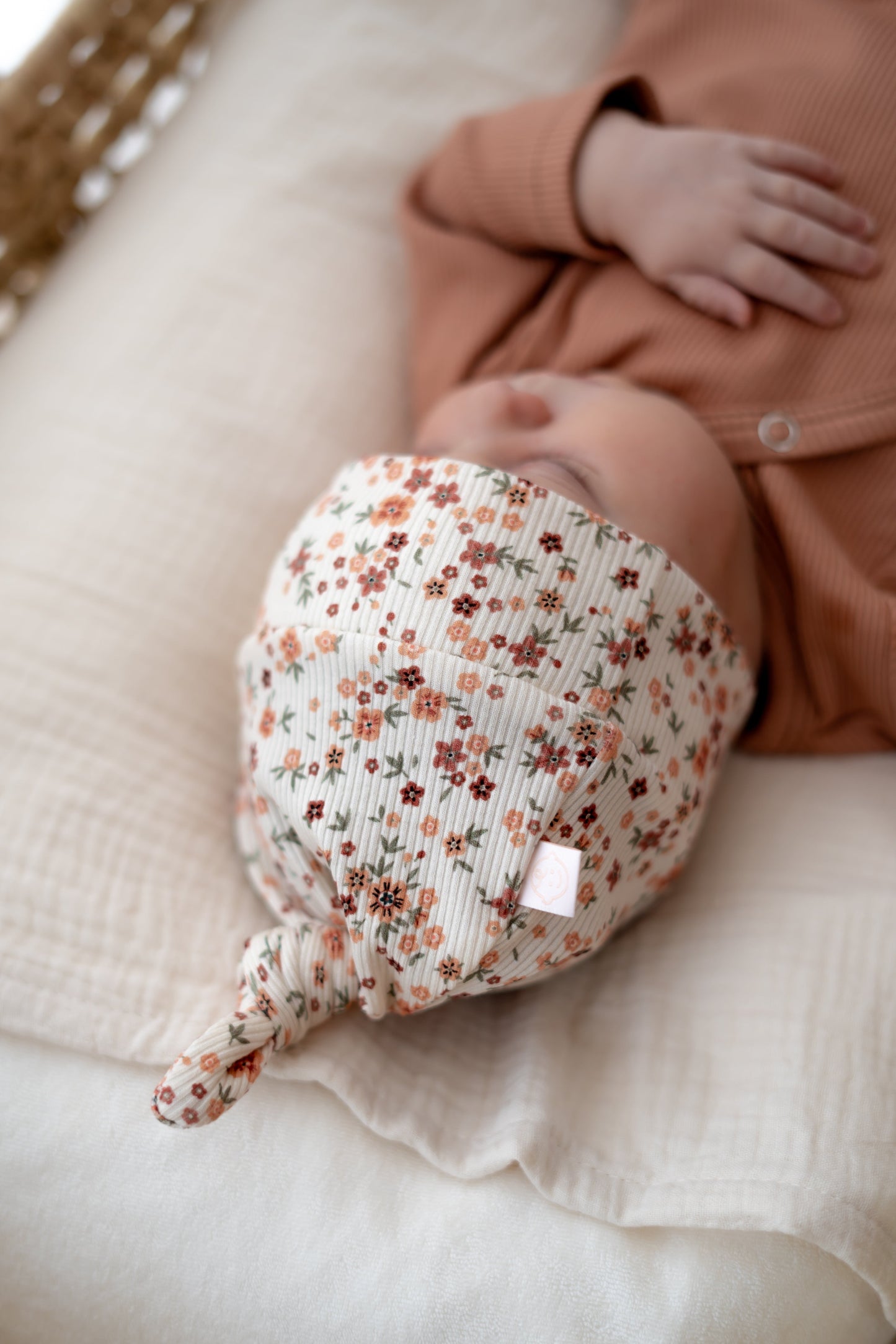 Mutsje mini bloemen perzik (rib)