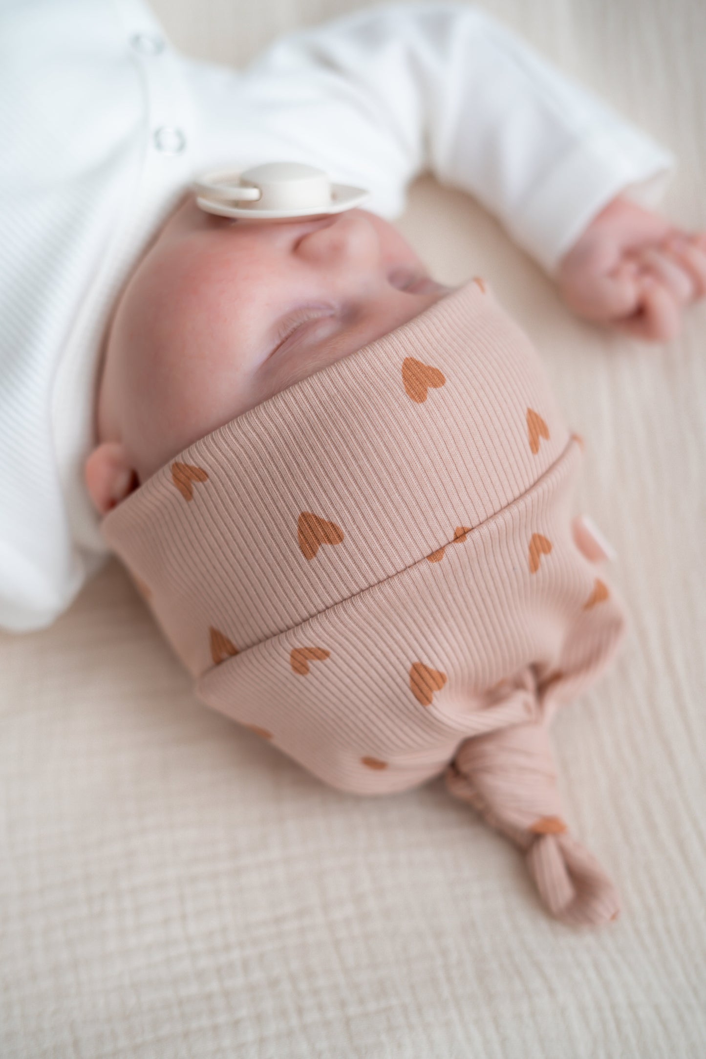 Newborn set Hartjes roze (rib) broek + muts