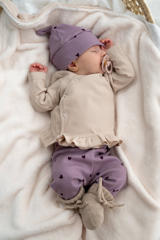 Newborn set hartjes paars (rib) broek + muts