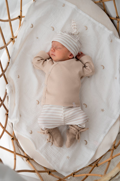 Prematuur mutsje Streepjes beige (rib)