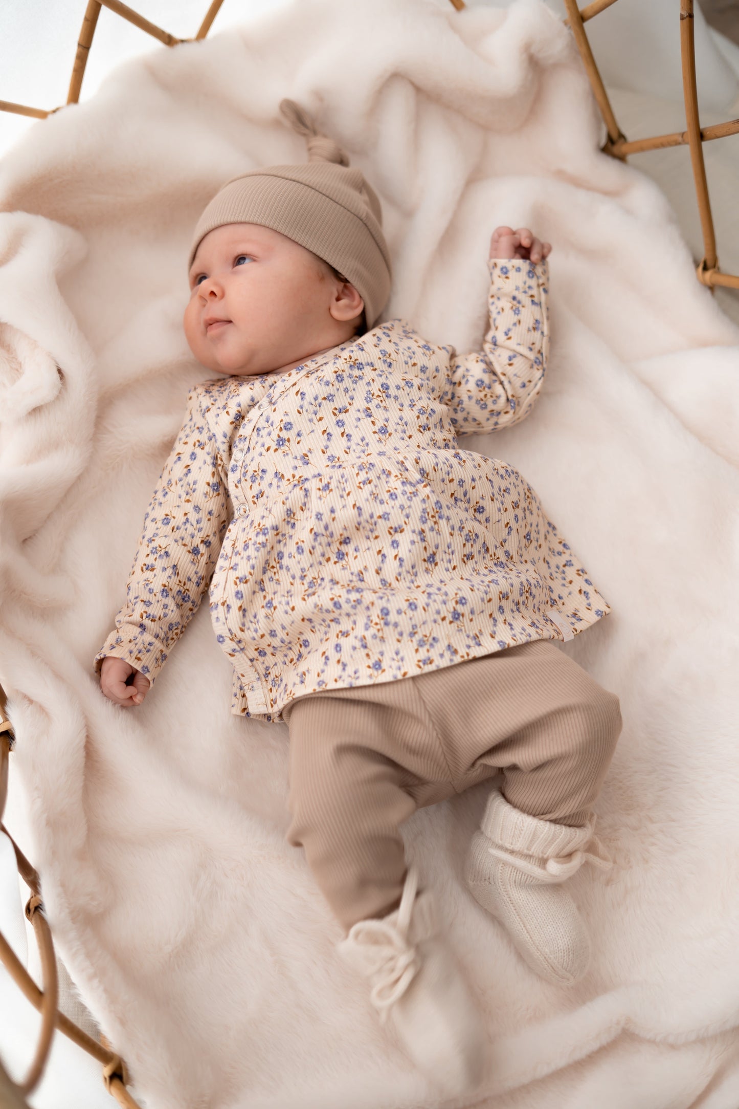 Newborn set Donker beige (rib) broek + muts