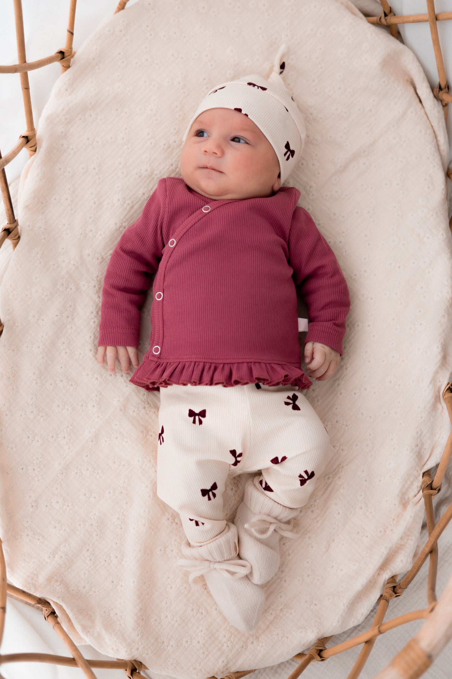 Newborn set Strikjes roze (rib) broek + muts