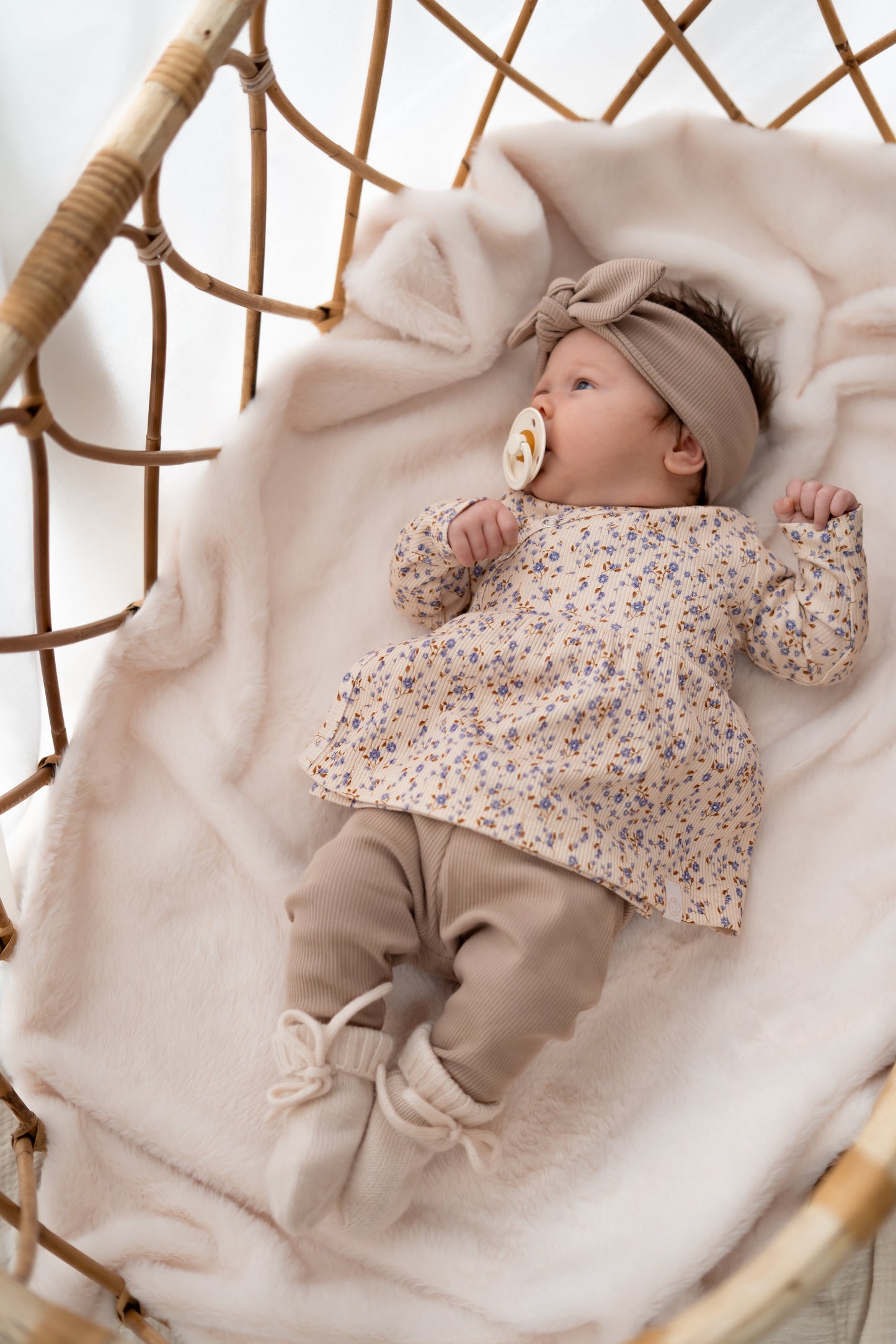 Babyjurkje Pastel blauwe mini bloemen (rib)