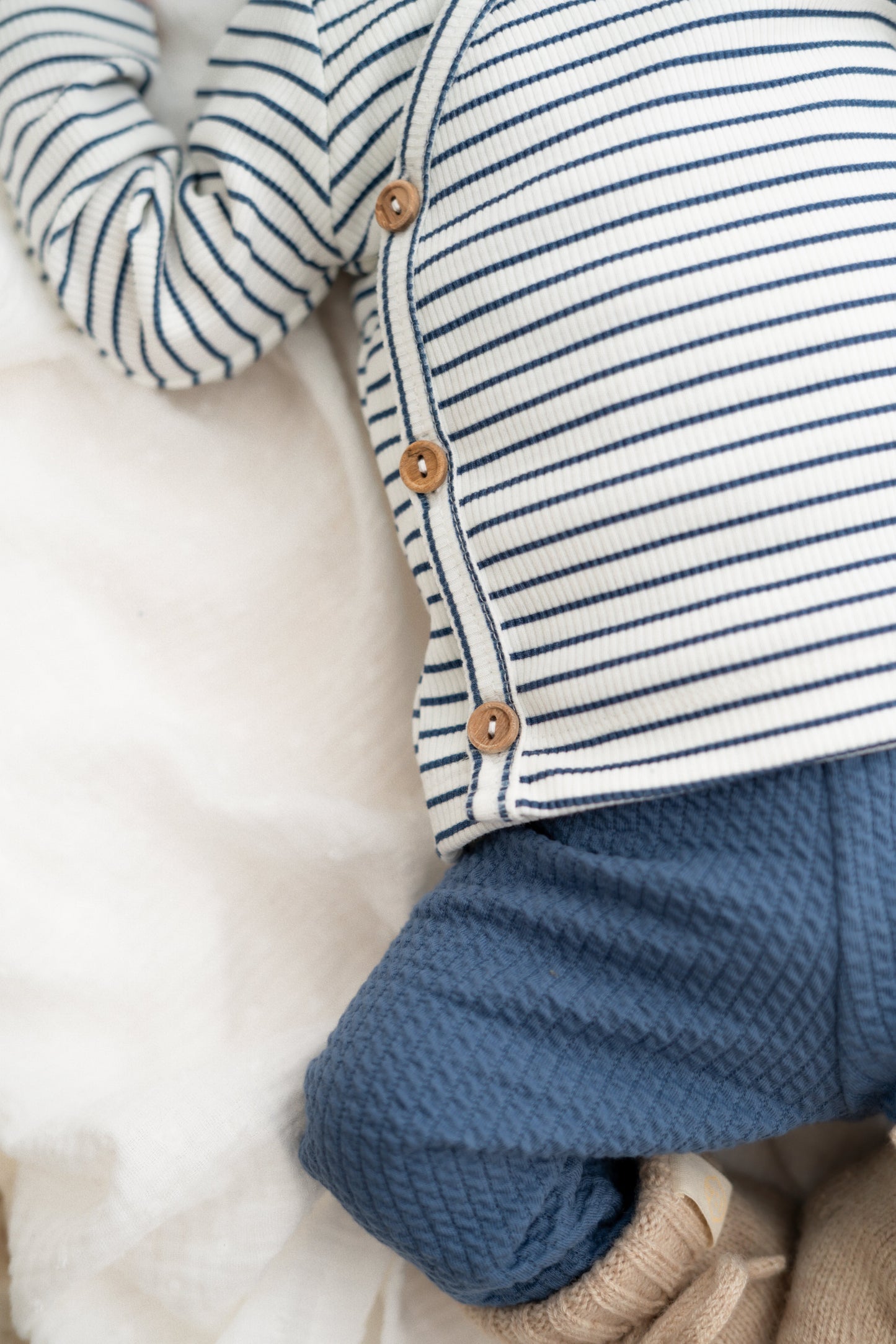 Overslagshirtje buttons Streepjes blauw (rib)