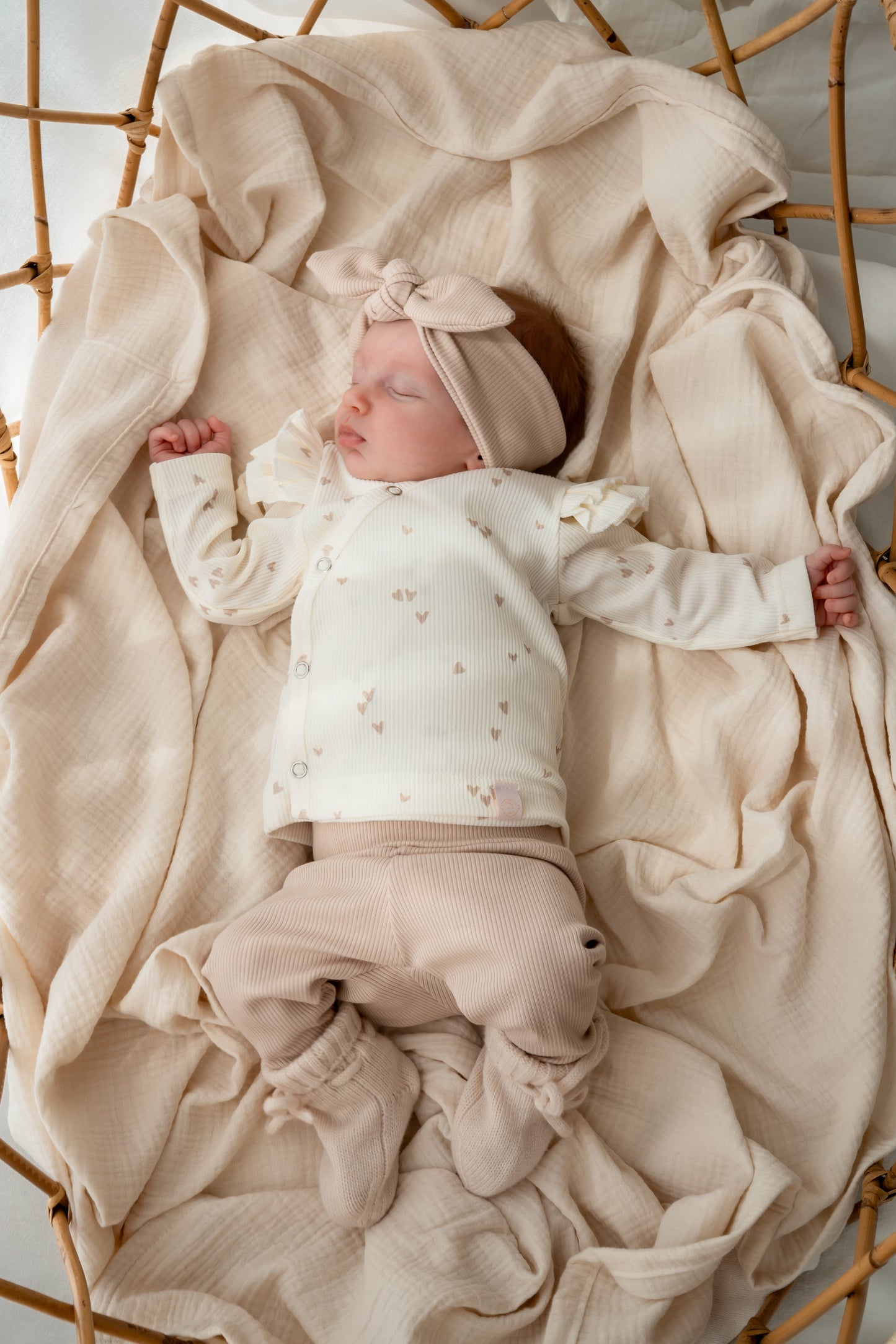 Overslagshirtje dubble ruffle mini hartjes beige (rib)