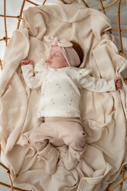 Overslagshirtje dubble ruffle mini hartjes beige (rib)