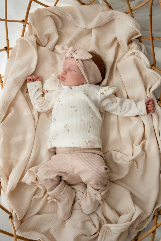 Overslagshirtje dubble ruffle mini hartjes beige (rib)