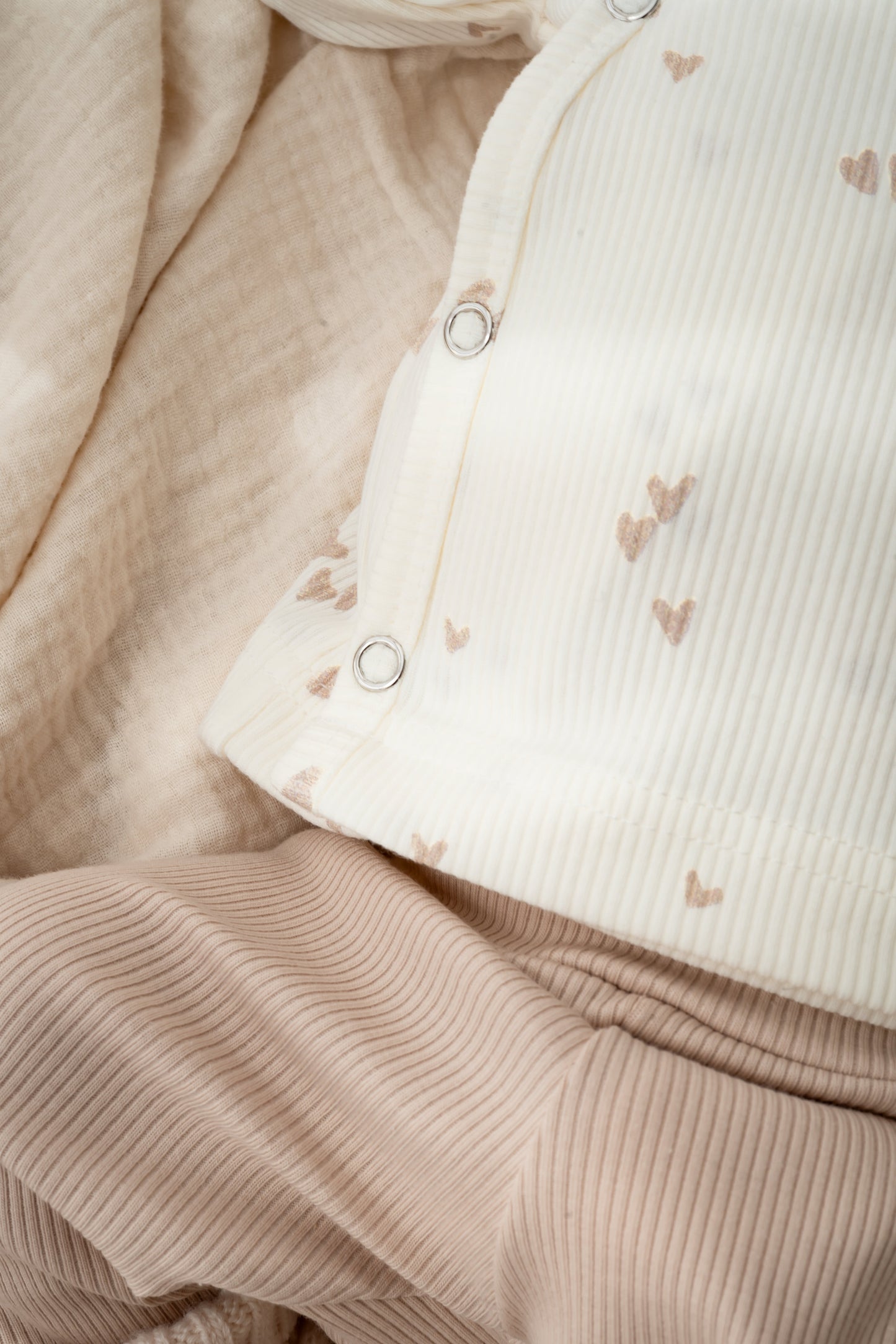 Overslagshirtje dubble ruffle mini hartjes beige (rib)