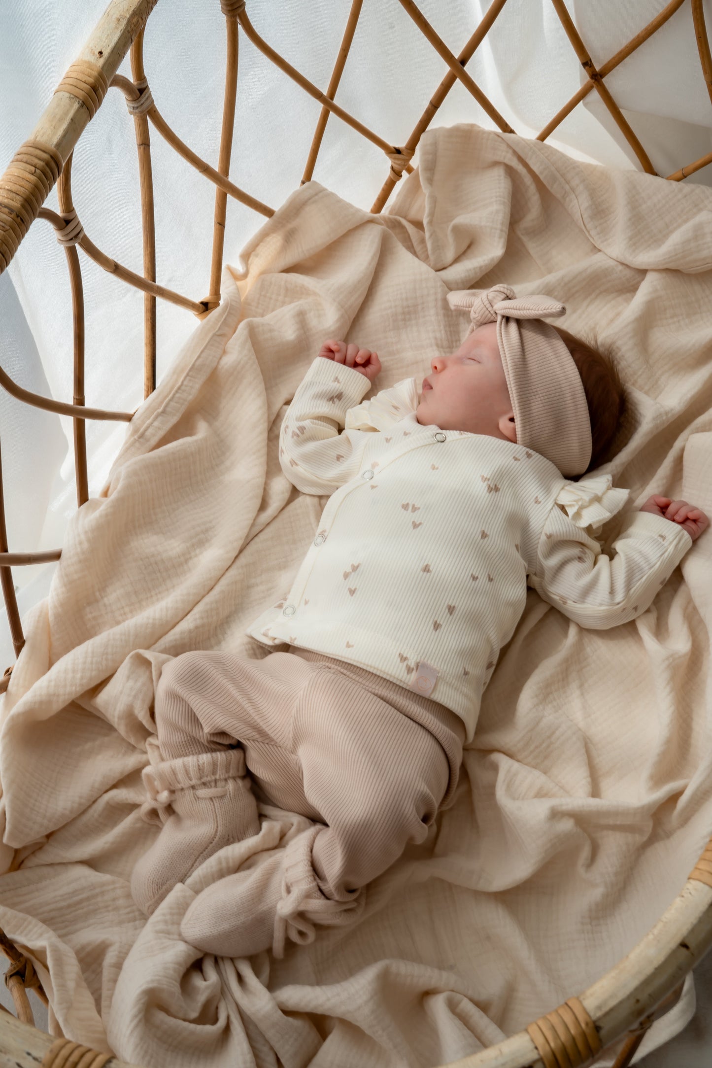 Overslagshirtje dubble ruffle mini hartjes beige (rib)