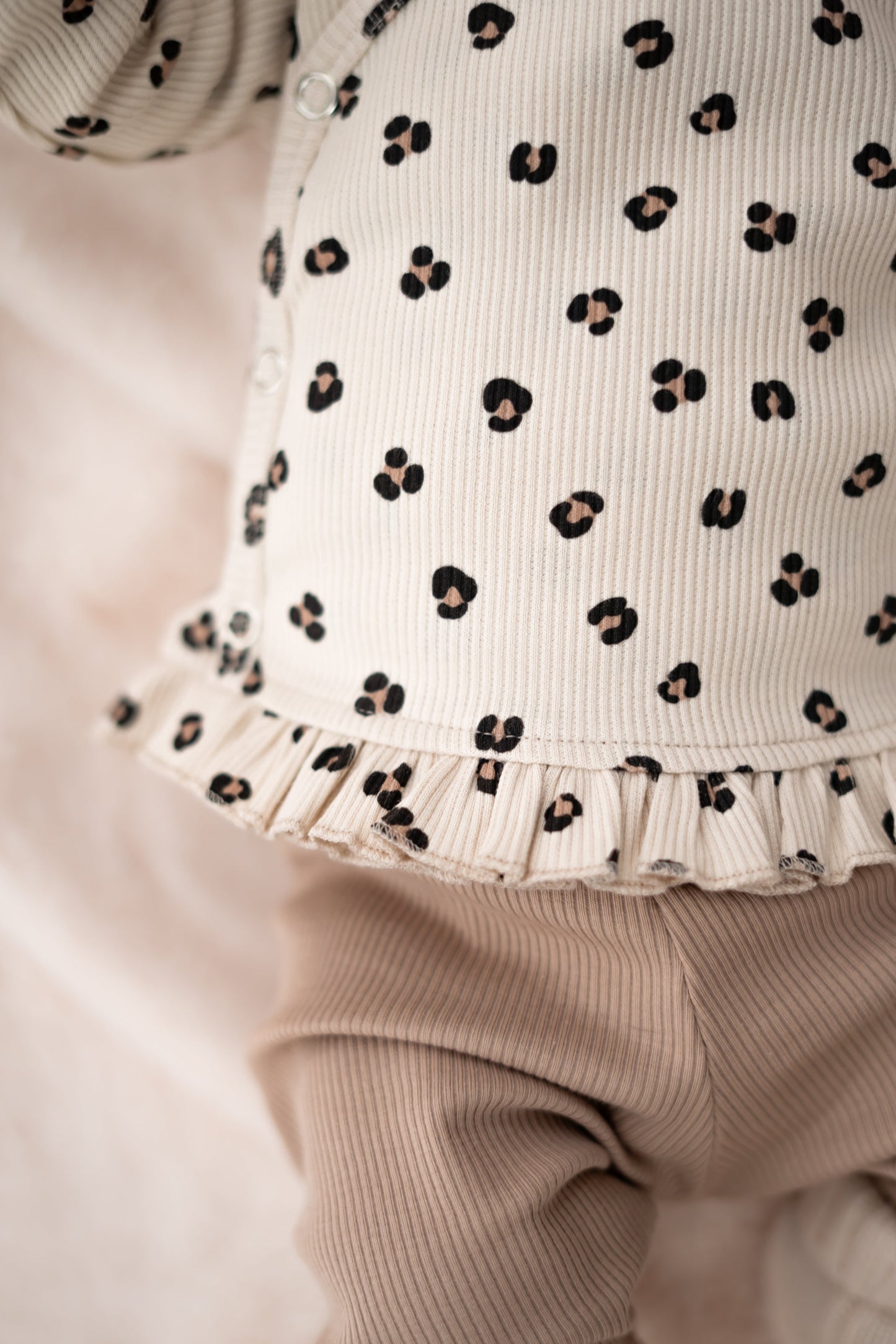 Overslagshirtje ruffle Panterprint zand (rib)