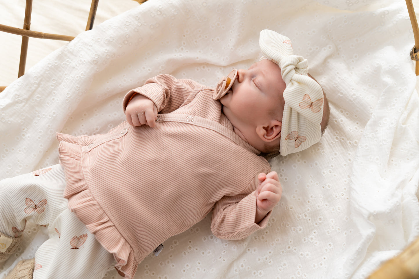 Prematuur overslagshirtje ruffle zachtroze (rib)