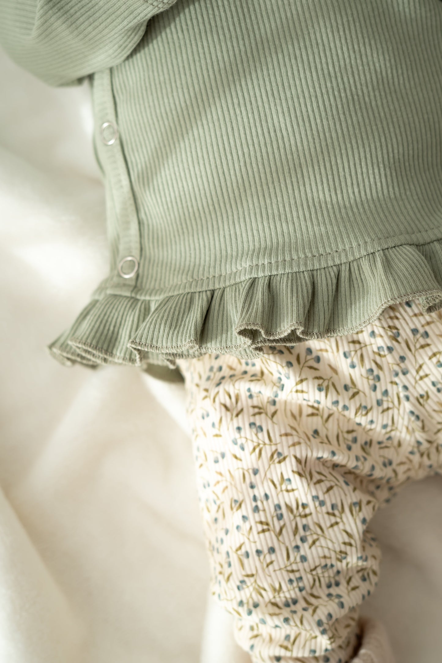 Overslagshirtje ruffle Zachtgroen (rib)