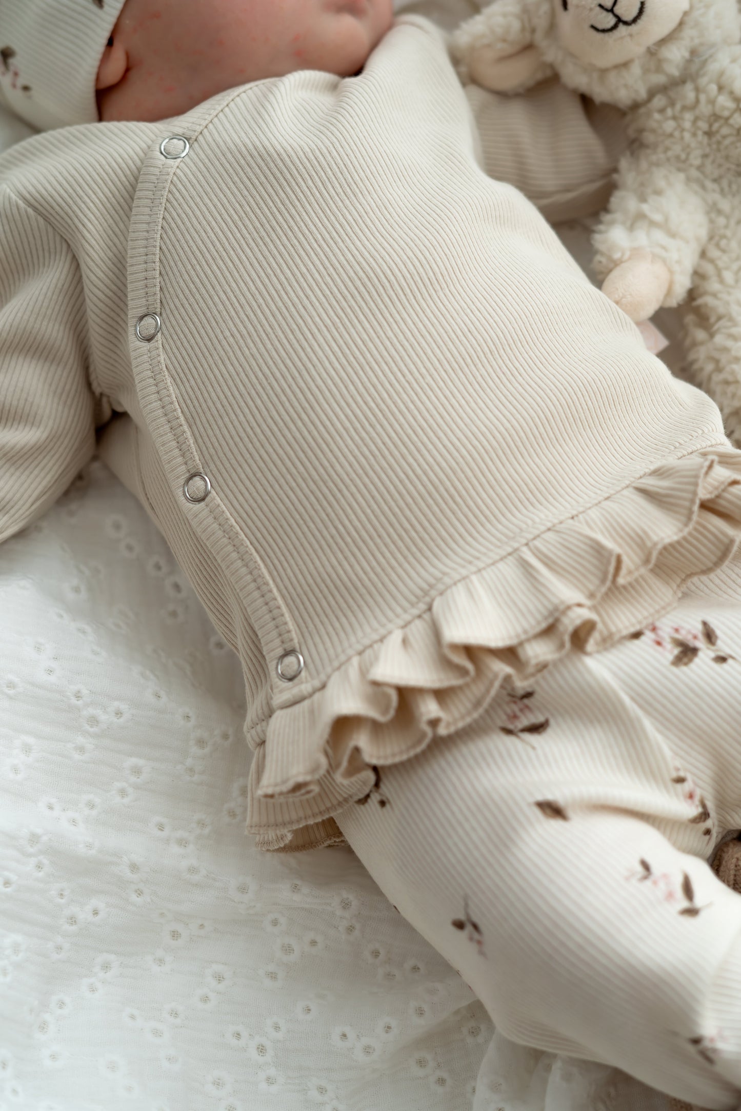 Overslagshirtje ruffle Zand (rib)