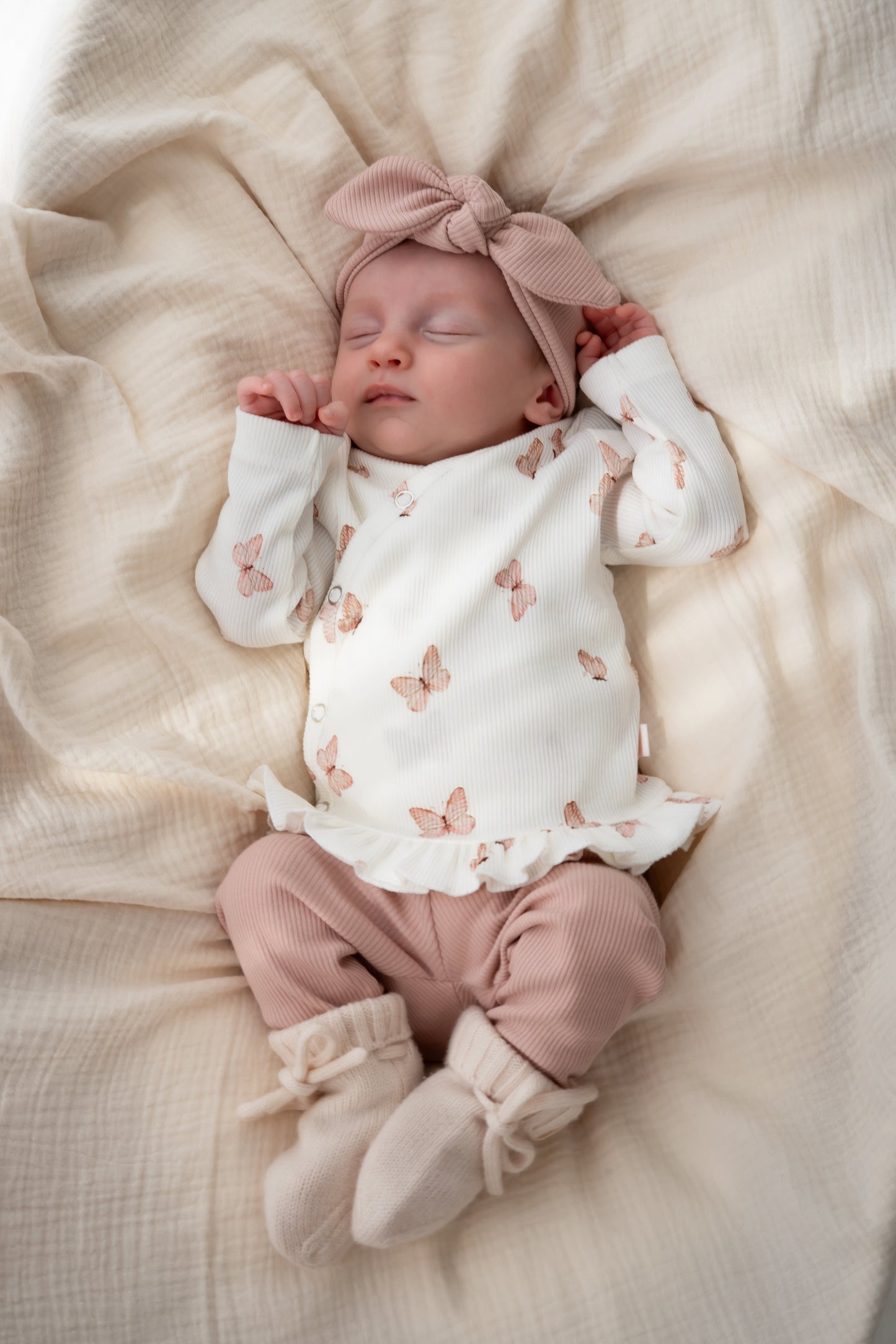 Overslagshirtje ruffle Vlinders roze (rib)