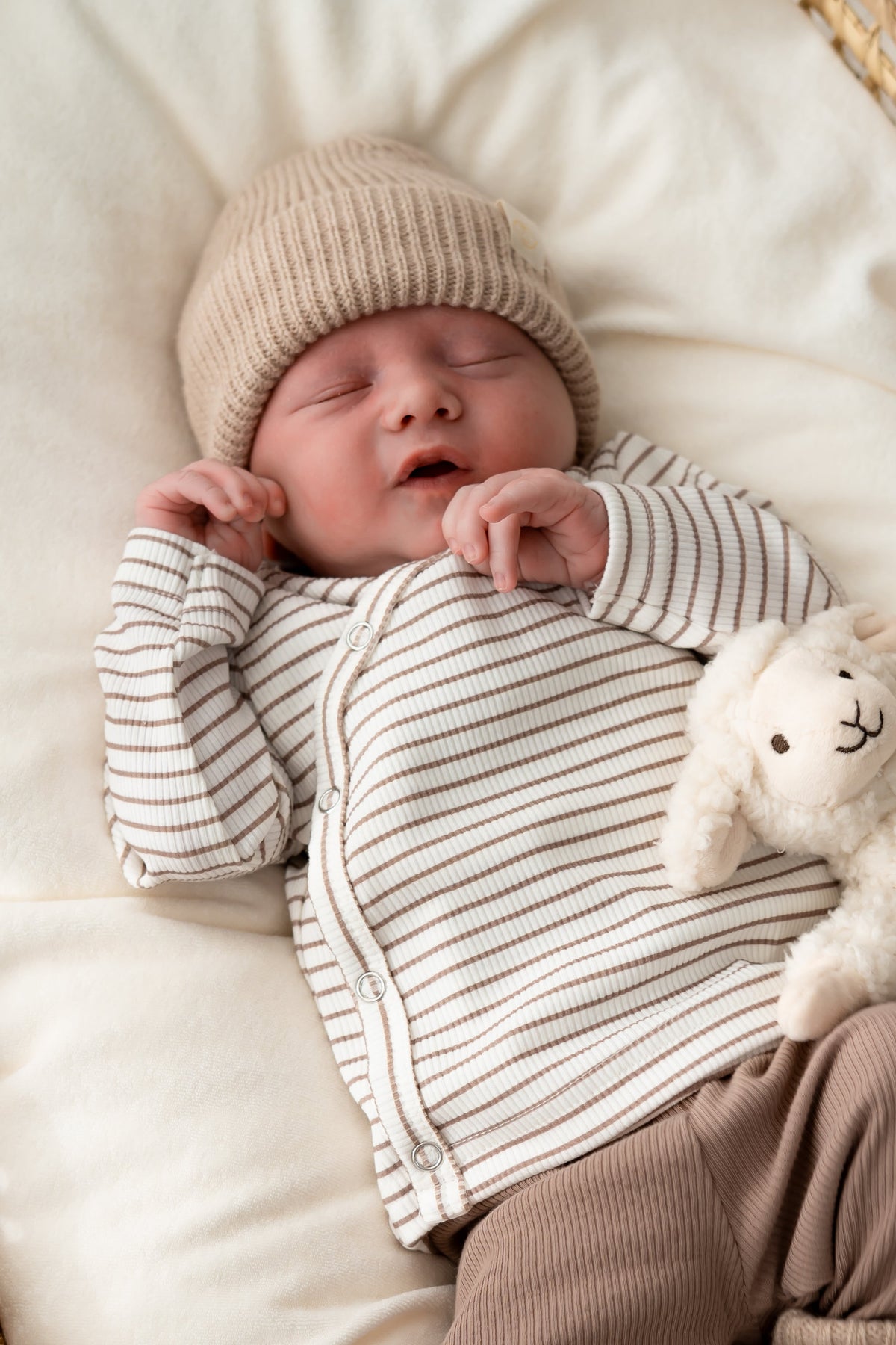 Prematuur overslagshirtje streepjes taupe (rib)