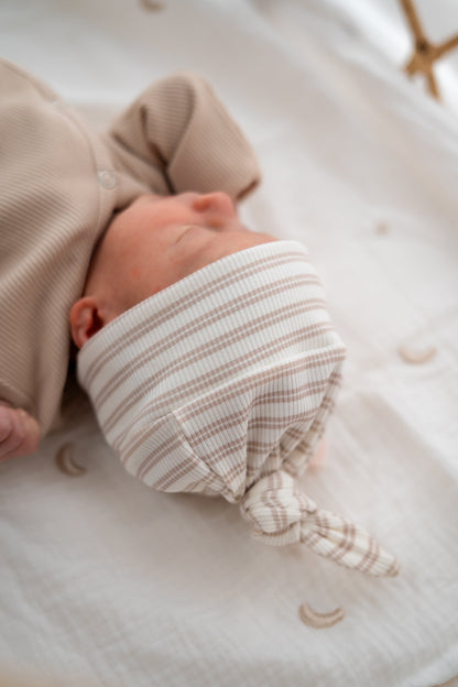 Prematuur mutsje Streepjes beige (rib)