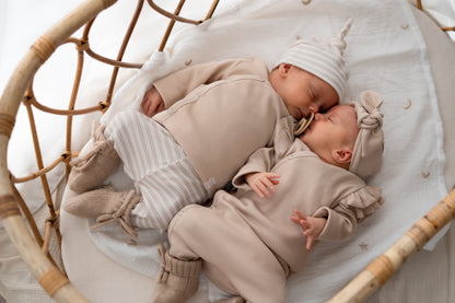 Prematuur mutsje Streepjes beige (rib)